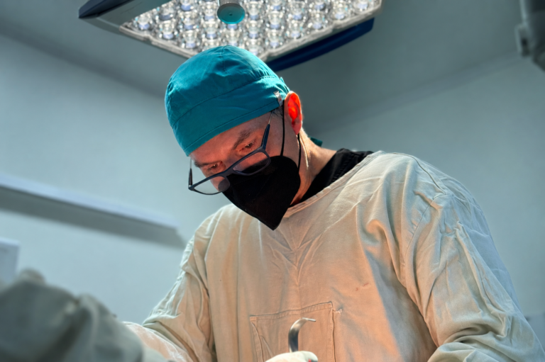 Por qué varía tanto el costo de una rinoplastia en Colombia: técnica, equipo y clínica